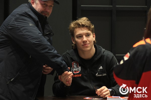 "Мы их полюбили и хотим, чтобы они жили с нами". "Авангард" закрыл сезон вместе с болельщиками "Мы их полюбили и хотим, чтобы они жили с нами". "Авангард" закрыл сезон вместе с болельщиками