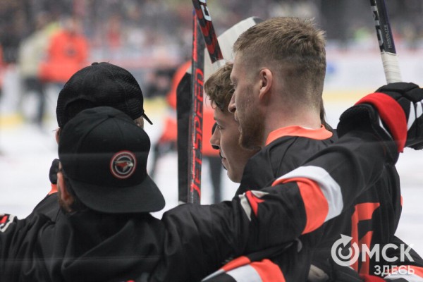 "Мы их полюбили и хотим, чтобы они жили с нами". "Авангард" закрыл сезон вместе с болельщиками "Мы их полюбили и хотим, чтобы они жили с нами". "Авангард" закрыл сезон вместе с болельщиками