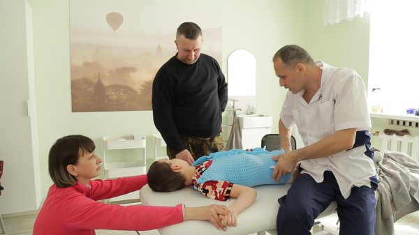 "Для нас очень важно облегчать жизнь родителям". Ортопед-травматолог родом из Сирии о благотворительной миссии в Омске