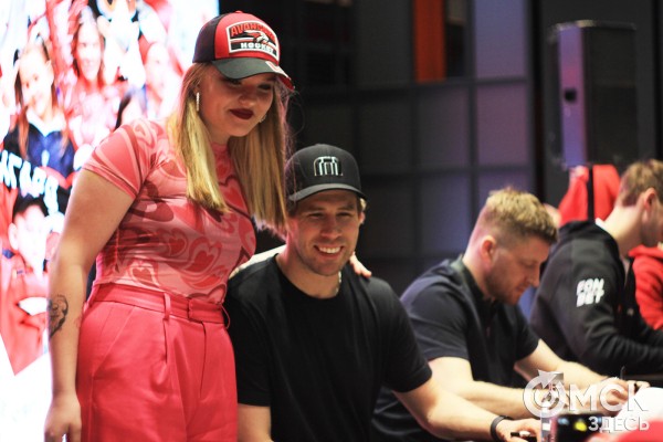 "Мы их полюбили и хотим, чтобы они жили с нами". "Авангард" закрыл сезон вместе с болельщиками "Мы их полюбили и хотим, чтобы они жили с нами". "Авангард" закрыл сезон вместе с болельщиками