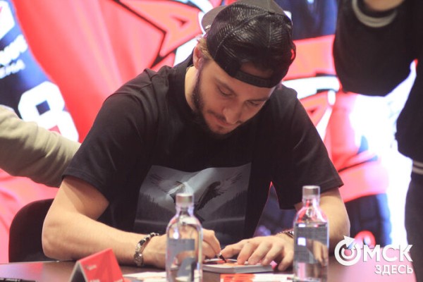 "Мы их полюбили и хотим, чтобы они жили с нами". "Авангард" закрыл сезон вместе с болельщиками "Мы их полюбили и хотим, чтобы они жили с нами". "Авангард" закрыл сезон вместе с болельщиками