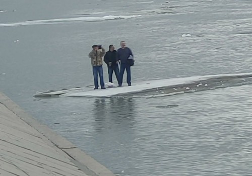 «Как на бригантине»: в Омске трое мужчин плыли на льдине по Иртышу