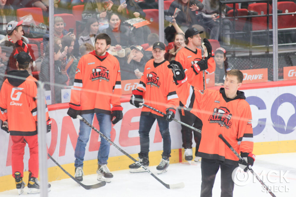 "Мы их полюбили и хотим, чтобы они жили с нами". "Авангард" закрыл сезон вместе с болельщиками "Мы их полюбили и хотим, чтобы они жили с нами". "Авангард" закрыл сезон вместе с болельщиками