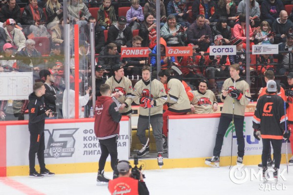 "Мы их полюбили и хотим, чтобы они жили с нами". "Авангард" закрыл сезон вместе с болельщиками "Мы их полюбили и хотим, чтобы они жили с нами". "Авангард" закрыл сезон вместе с болельщиками