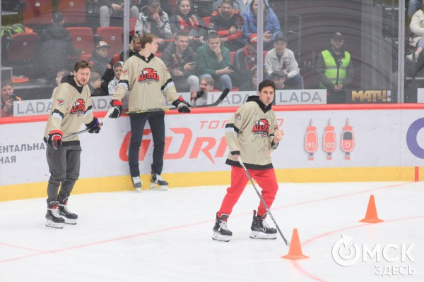 "Мы их полюбили и хотим, чтобы они жили с нами". "Авангард" закрыл сезон вместе с болельщиками "Мы их полюбили и хотим, чтобы они жили с нами". "Авангард" закрыл сезон вместе с болельщиками