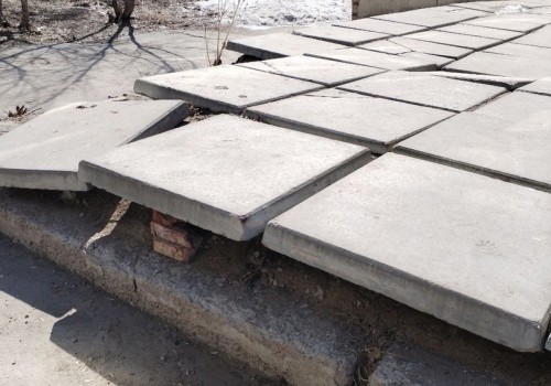 «Страшно ходить»: омичи сетуют на перекосившиеся тротуарные плиты