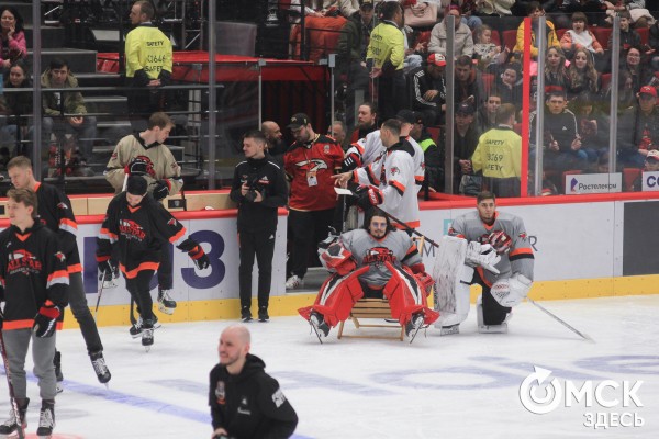 "Мы их полюбили и хотим, чтобы они жили с нами". "Авангард" закрыл сезон вместе с болельщиками "Мы их полюбили и хотим, чтобы они жили с нами". "Авангард" закрыл сезон вместе с болельщиками