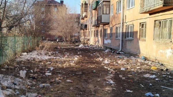 Выбрасывают мусор и выливают помои: омичи жалуются на отвратительное поведение жителей проспекта Культуры