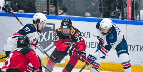 "Омские Ястребы" крупно уступили "Чайке" в стартовом матче финала Кубка Харламова