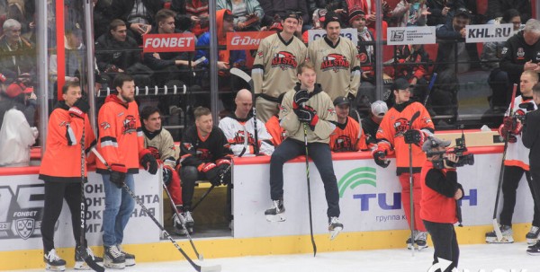 "Мы их полюбили и хотим, чтобы они жили с нами". "Авангард" закрыл сезон вместе с болельщиками "Мы их полюбили и хотим, чтобы они жили с нами". "Авангард" закрыл сезон вместе с болельщиками