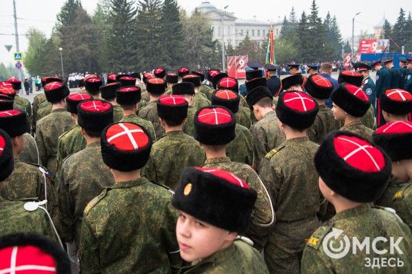 Десять тысяч омичей наблюдали парад Победы. Посмотрите и вы, как он прошёл