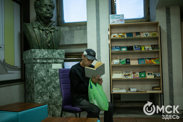 От Луны и Венеры до книг и винила. В Омске прошла "Библионочь"