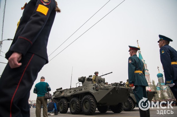 Десять тысяч омичей наблюдали парад Победы. Посмотрите и вы, как он прошёл