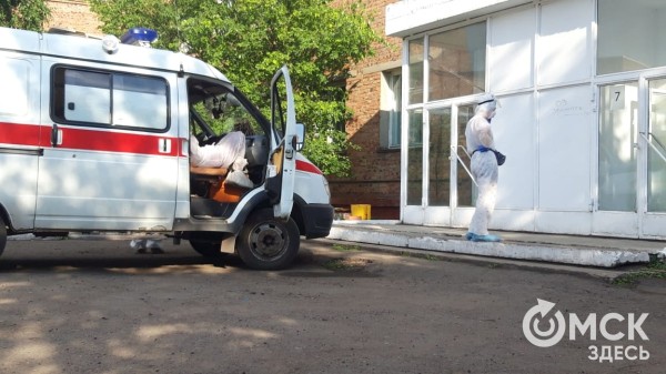 "У меня на руках чуть не умер ребёнок, и я думал об увольнении". Честный разговор с фельдшером скорой помощи