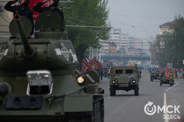 Десять тысяч омичей наблюдали парад Победы. Посмотрите и вы, как он прошёл