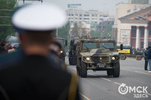 Десять тысяч омичей наблюдали парад Победы. Посмотрите и вы, как он прошёл