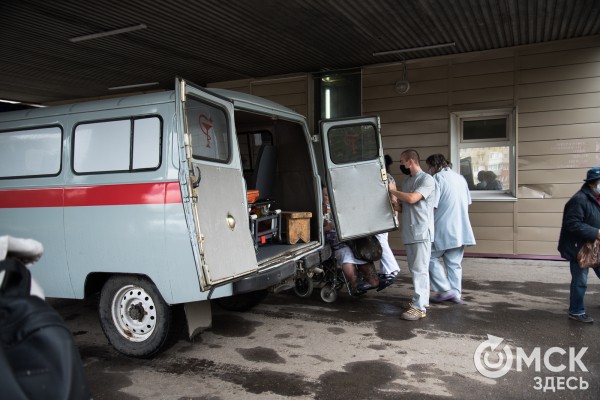 "У меня на руках чуть не умер ребёнок, и я думал об увольнении". Честный разговор с фельдшером скорой помощи