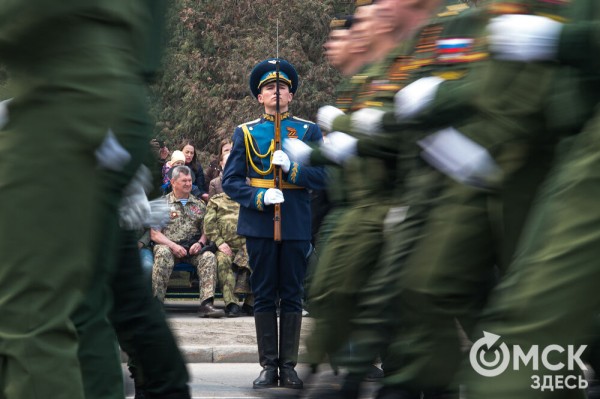 Десять тысяч омичей наблюдали парад Победы. Посмотрите и вы, как он прошёл