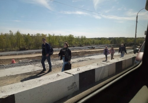 На омском Ленинградском мосту из-за пробки пассажиры повыходили из маршруток На омском Ленинградском мосту из-за пробки пассажиры повыходили из маршруток