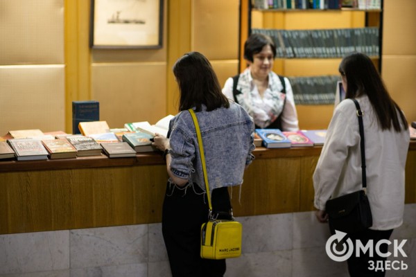 От Луны и Венеры до книг и винила. В Омске прошла "Библионочь"
