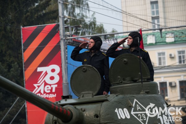 Десять тысяч омичей наблюдали парад Победы. Посмотрите и вы, как он прошёл