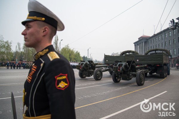 Десять тысяч омичей наблюдали парад Победы. Посмотрите и вы, как он прошёл