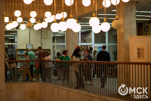 От Луны и Венеры до книг и винила. В Омске прошла "Библионочь"