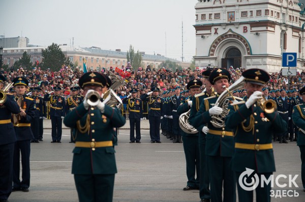 Десять тысяч омичей наблюдали парад Победы. Посмотрите и вы, как он прошёл