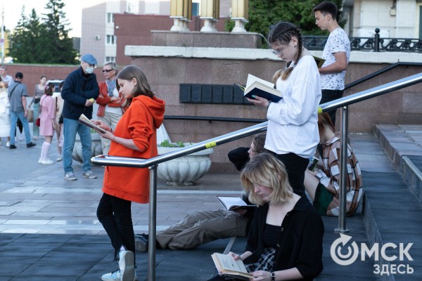 От Луны и Венеры до книг и винила. В Омске прошла "Библионочь"