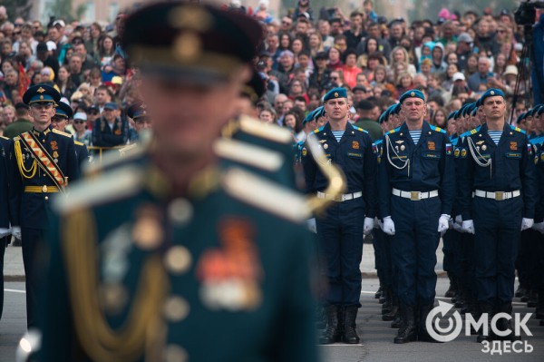 Десять тысяч омичей наблюдали парад Победы. Посмотрите и вы, как он прошёл