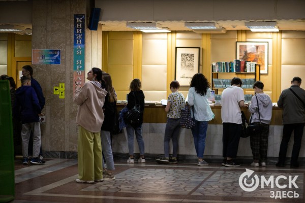 От Луны и Венеры до книг и винила. В Омске прошла "Библионочь"