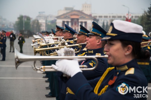 Десять тысяч омичей наблюдали парад Победы. Посмотрите и вы, как он прошёл