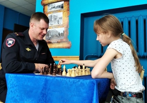 Замначальника ГИБДД по Омску Троян получил детский мат от школьницы Замначальника ГИБДД по Омску Троян получил детский мат от школьницы