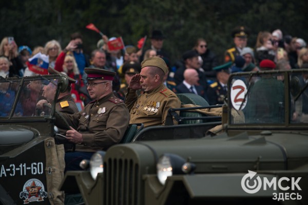 Десять тысяч омичей наблюдали парад Победы. Посмотрите и вы, как он прошёл