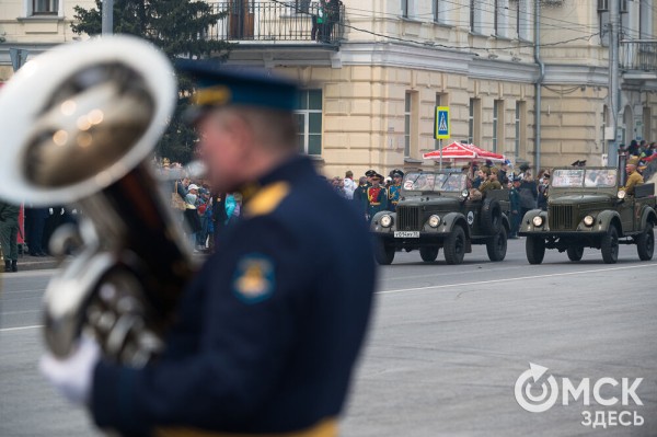 Десять тысяч омичей наблюдали парад Победы. Посмотрите и вы, как он прошёл