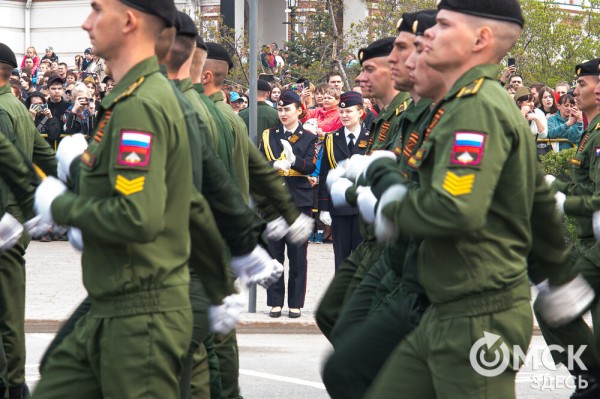 Десять тысяч омичей наблюдали парад Победы. Посмотрите и вы, как он прошёл
