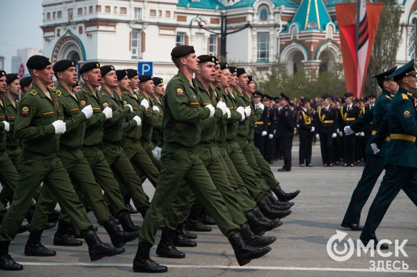 Десять тысяч омичей наблюдали парад Победы. Посмотрите и вы, как он прошёл