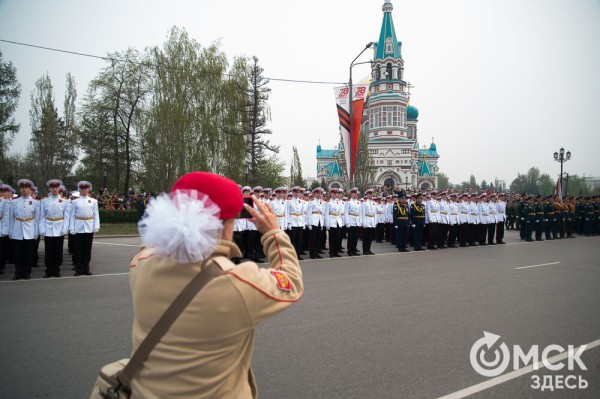 Десять тысяч омичей наблюдали парад Победы. Посмотрите и вы, как он прошёл