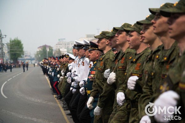 Десять тысяч омичей наблюдали парад Победы. Посмотрите и вы, как он прошёл