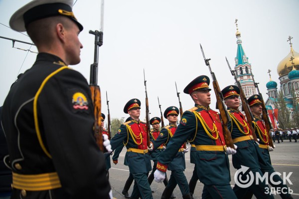 Десять тысяч омичей наблюдали парад Победы. Посмотрите и вы, как он прошёл