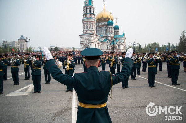 Десять тысяч омичей наблюдали парад Победы. Посмотрите и вы, как он прошёл