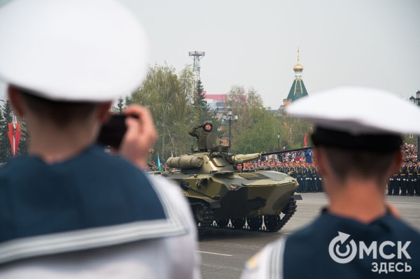 Десять тысяч омичей наблюдали парад Победы. Посмотрите и вы, как он прошёл