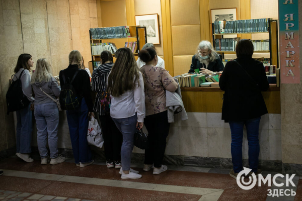 От Луны и Венеры до книг и винила. В Омске прошла "Библионочь"