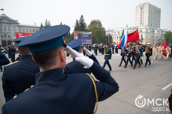 Десять тысяч омичей наблюдали парад Победы. Посмотрите и вы, как он прошёл