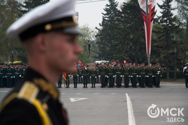 Десять тысяч омичей наблюдали парад Победы. Посмотрите и вы, как он прошёл