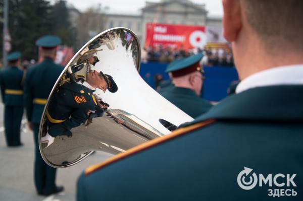 Десять тысяч омичей наблюдали парад Победы. Посмотрите и вы, как он прошёл