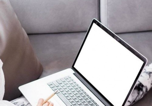 Минобраз Омской области закупил ноутбуки дороже, чем в иных регионах