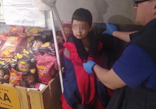 Голый мальчик, пришедший в магазин среди ночи, покинул свой дом, пока родители спали