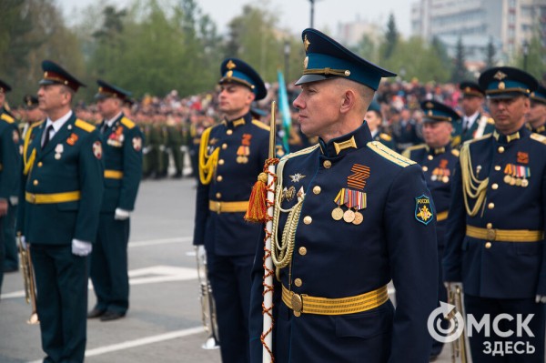 Десять тысяч омичей наблюдали парад Победы. Посмотрите и вы, как он прошёл