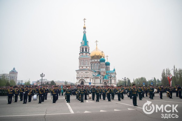 Десять тысяч омичей наблюдали парад Победы. Посмотрите и вы, как он прошёл